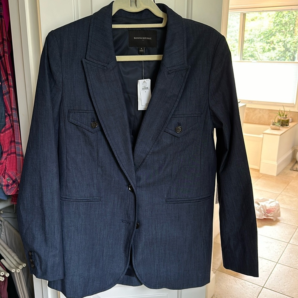 Banana Republic dark navy blazer. Mid weight. Never worn!